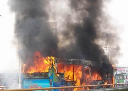 41 de morți, după ce un autobuz a luat foc în China - chinabusfirekilled25injured78inc-1311371176.jpg
