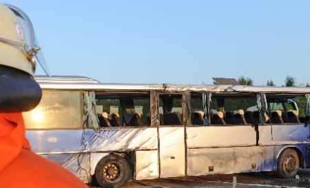 36 de morți în nordul Chinei, în urma coliziunii dintre un autobuz și o cisternă - chinacelputin36depersoaneaumurit-1345966857.jpg