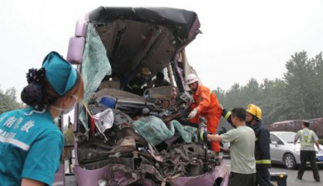 26 de morți după ce un camion s-a prăbușit de pe un pod - chinahenanfreewaytrafficaccident-1359702421.jpg