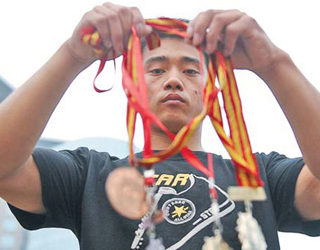 Un gimnast chinez cerșește ca să aibă ce mânca, după ce a câștigat două campionate mondiale - chinez-1311062412.jpg