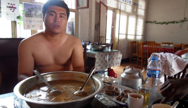 Ce mănâncă un chinez la Chișinău - chinez-1384345775.jpg