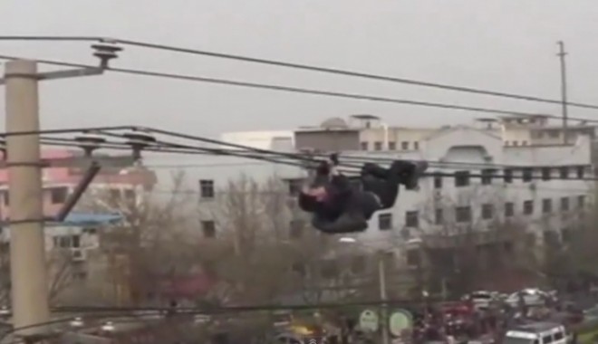 VIDEO/ Culmea beției: Să mergi pe cabluri de tensiune și să spui că ești 