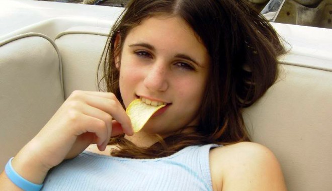 Aflați ce obiceiuri zilnice ne îngrașă - chipsuri-1309099487.jpg
