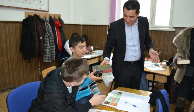Gigi Chiru a donat cărți la Liceul Mihai Eminescu - chiru-1326814049.jpg