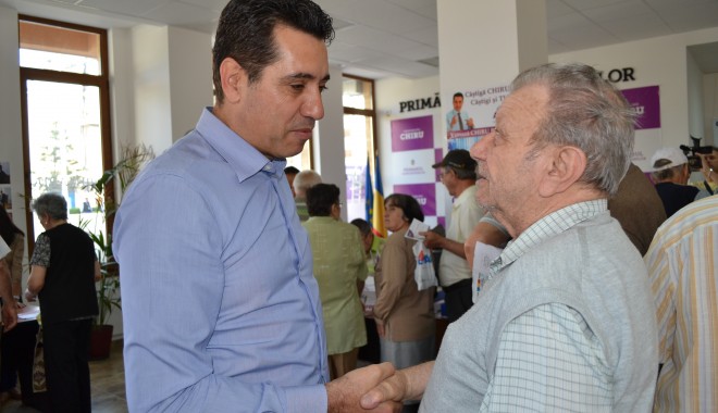Locuitorii orașului caută ajutor la Primăria lui Gigi Chiru - chiru-1338110231.jpg