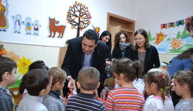 Galerie foto. Senatorul Gigi Chiru a oferit cadouri copiilor de la grădinițele din Constanța - chiru1-1418914559.jpg