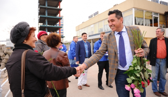 Senatorul Chiru strânge semnături pentru candidatura la Primăria Constanța - chirufoto4-1461142761.jpg