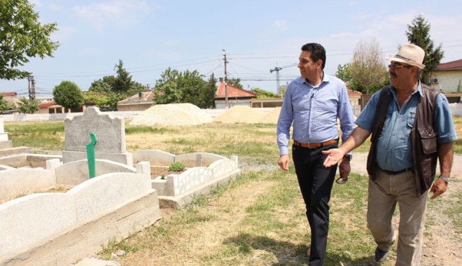 Cu ajutorul lui Gigi Chiru, toate aleile din cimitirul musulman vor fi pietruite - chirulacimitir-1336682085.jpg