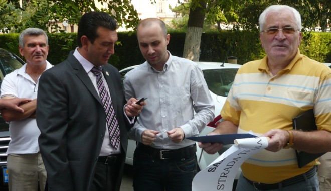 Gigi Chiru a început campania pentru demiterea primarului Radu Mazăre - chiruprimarie3-1314913532.jpg