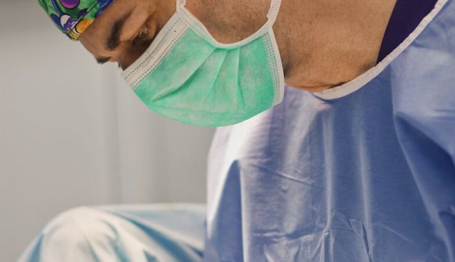 Chirurgul prins luând mită la Timișoara a fost arestat preventiv - chirurg-1664290065.webp