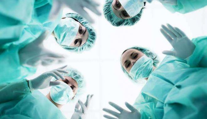 Fără studii de medicină și cu numai opt clase! Cum a reușit un escroc italian să opereze în cele mai renumite clinici din România - chirurgie-1549356026.jpg