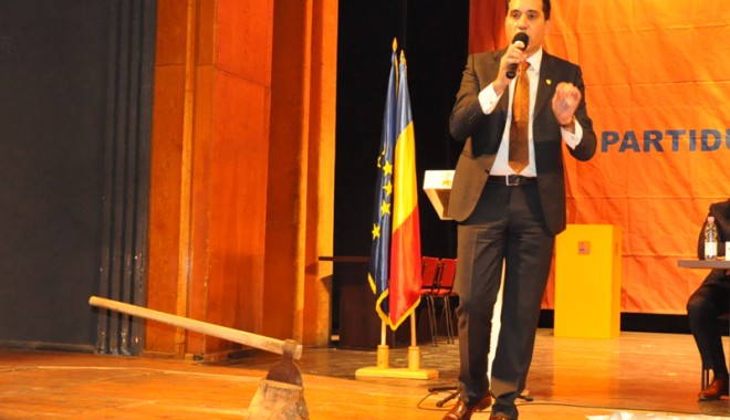 Gigi Chiru a dezgropat, la propriu, securea războiului cu administrația Mazăre - chirusitoporul-1361119465.jpg