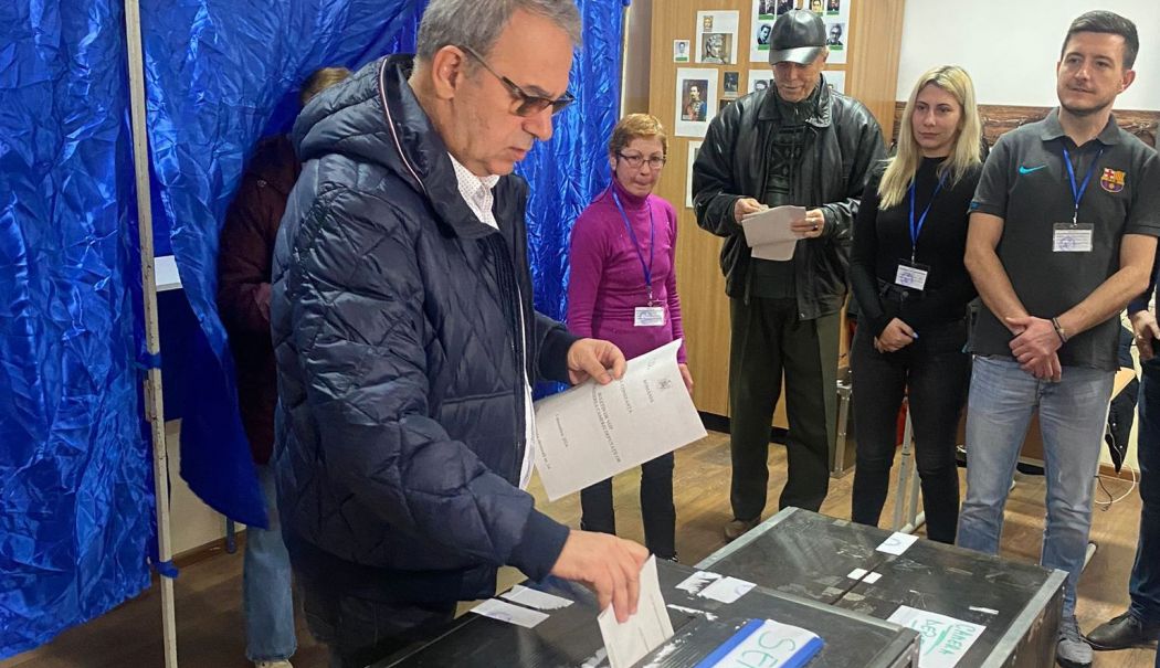 Primarul Vergil Chiţac a ieşit la vot. "Sunt cu gândul la proiectele pe care le dezvoltăm la Constanţa"