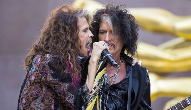 Chitaristul trupei Aerosmith s-a prăbușit pe scenă - chitarist-1542009516.jpg
