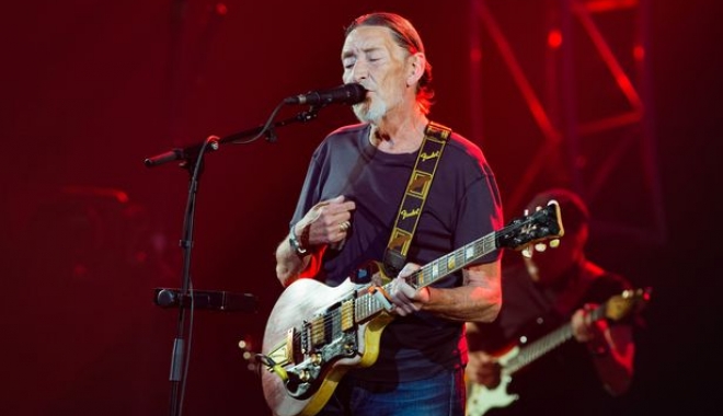 VIDEO / Chris Rea s-a prăbușit pe scenă în timpul unui concert - chrisrea-1512898196.jpg