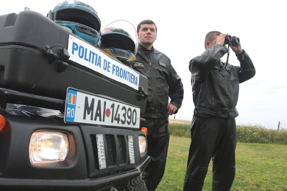 Chrysler furat din Italia, confiscat de Garda de Coastă - chryslerfuratitalia-1408466907.jpg