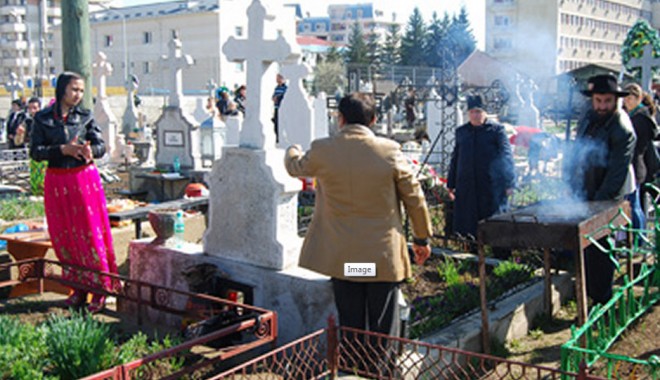 Grătar ca la nuntă în mijlocul unui cimitir din Pașcani / Video - cimitir-1335000665.jpg