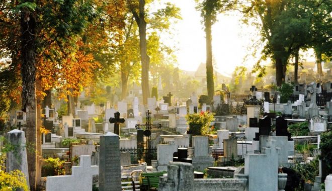 Un bărbat înmormântat pe 10 decembrie a apărut vineri la poarta familiei - cimitir-1608629801.jpg