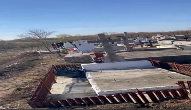 Morminte jefuite în direct, pe Facebook: Indivizii au furat bani şi bijuterii în valoare de peste 13.000 de lei - cimitir-1638803109.jpg