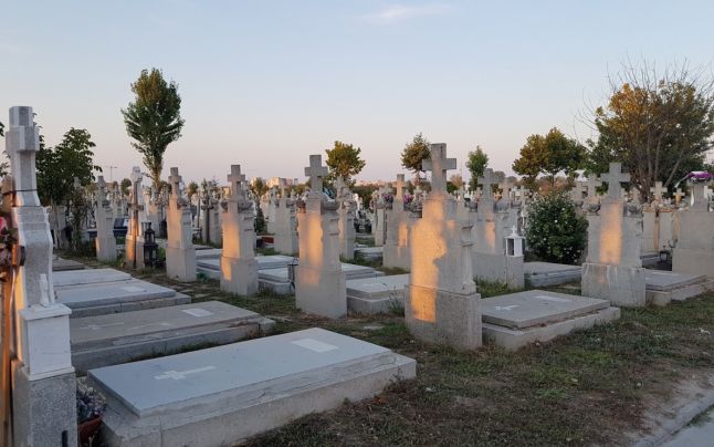 DNA a descins la cimitir. Doi foști directori și-au dat salarii compensatorii ilegale - cimitir-1725983364.jpg