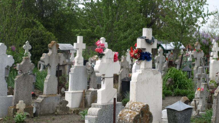 Tragedie în cimitir! Un băiețel de patru ani a murit strivit de o piatră funerară - cimitir-1751893711.jpg