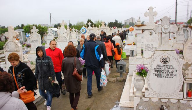 Regulamentul cimitirelor, în consultare publică. Constănțenii sunt așteptați cu propuneri - cimitir-aglomeratie-pastele-blaj-1695205142.JPG
