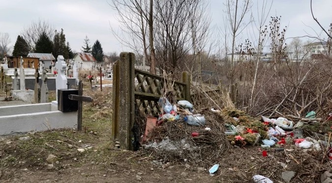 Cimitir transformat în groapă de gunoi. Oamenii au chemat poliția - cimitir-gunoi-1773124217.webp