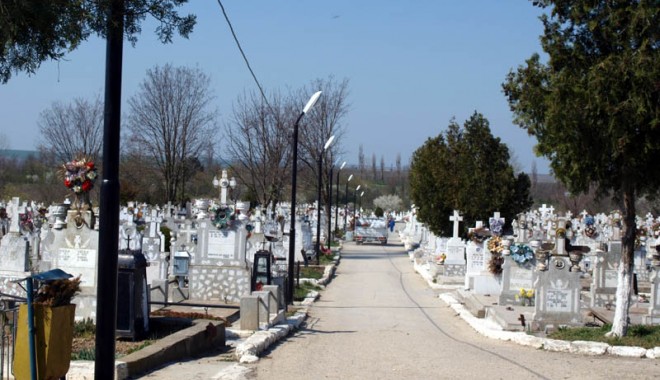 Cimitirul din Medgidia, pregătit pentru sărbătorile pascale - cimitiruldinmedgidia358113963592-1396461532.jpg