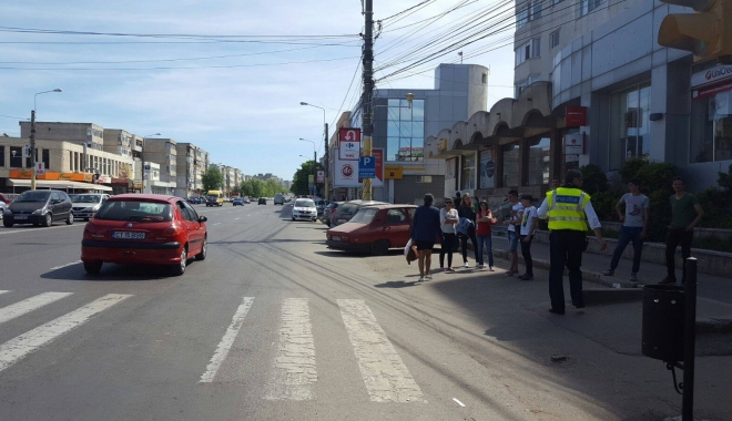 Galerie foto. Accident rutier la Constanța, pe trecerea de pietoni. Bărbat surdo-mut, aruncat pe parbrizul unei mașini - cinci-1460894851.jpg