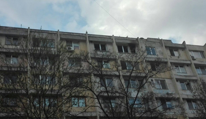 Galerie foto. PANICĂ ÎNTR-UN BLOC DIN CONSTANȚA. Zeci de locatari evacuați, după ce un apartament a fost cuprins de flăcări - cinci-1492191567.jpg