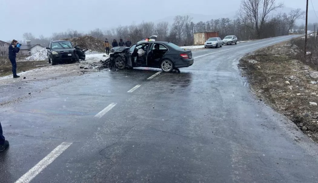 Cinci persoane rănite după un accident provocat de un tânăr de 18 ani, într-o curbă periculoasă - cinci-victime-1770730025.webp