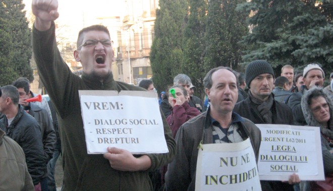 Sindicaliștii acuză Guvernul Ponta că-i duce cu preșul - cincimiimitingcartelalfa21112013-1412700018.jpg