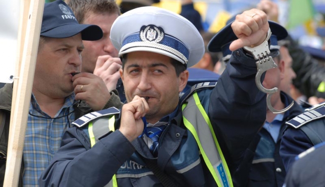 Bătaie de joc la adresa polițiștilor  și militarilor: 