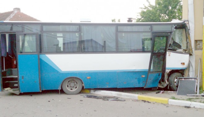 Cine a fost implicat în accidentul grav de la Valu lui Traian - cineafostimplicatinaccidentulval-1399994031.jpg