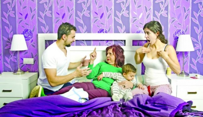 Cine îl educă pe copil, mama sau bunica? 