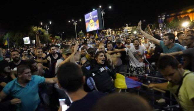 Protestatarii care au bătut o jandarmeriță la mitingul diasporei din 10 august au fost eliberați - cineestefemeiajandarmbatutadepro-1548239385.jpg