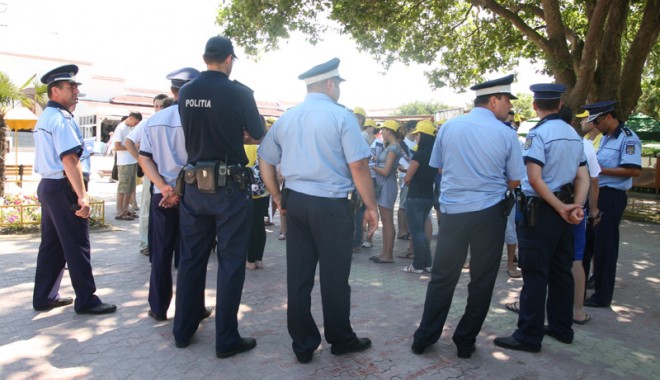 Cine îi apără pe polițiștii bătuți, mușcați sau scuipați de infractori - cineiiapara-1409764780.jpg