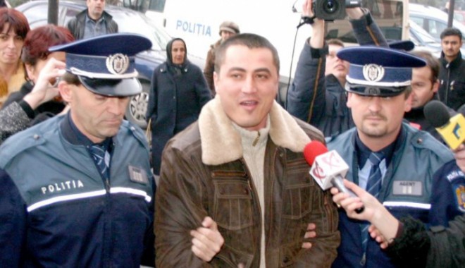 Cioacă, adus în cătușe la Parchet. Acuzat de procurori că a ucis-o pe ELODIA - cioacaarestat04554800-1354102632.jpg