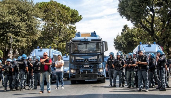 Ciocniri între poliție și refugiați  care ocupaseră o piață din Roma - ciocniri-1503581763.jpg