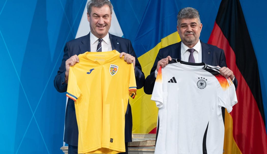 Marcel Ciolacu şi omologul său german au făcut schimb de tricouri ale naţionalelor de fotbal - ciolacu-tricou-1718716067.jpg
