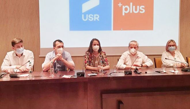 Dacian Cioloş, în vizită de lucru la Constanţa. „Premierul nu ştie să gestioneze o coaliţie” - cioloslaconstanta-1632061862.jpg