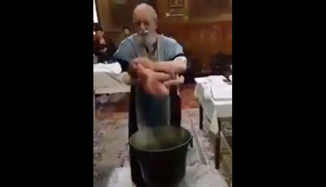 VIDEO ȘOCANT / Botez de COȘMAR. Bebeluș confundat de preot cu un sac de cartofi - circ-1509525444.jpg