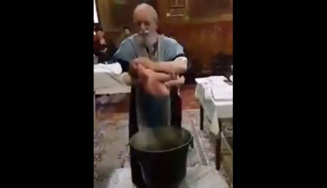 Preotul care a bruscat un bebeluș la botez, suspendat timp de 30 de zile - circ1509525444-1509582798.jpg