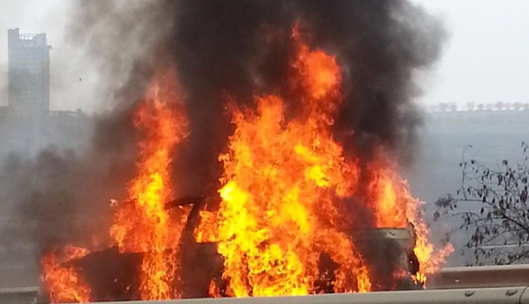O mașină a luat foc pe Autostrada Soarelui. La fața locului intervine Detașamentul Palas de pompieri