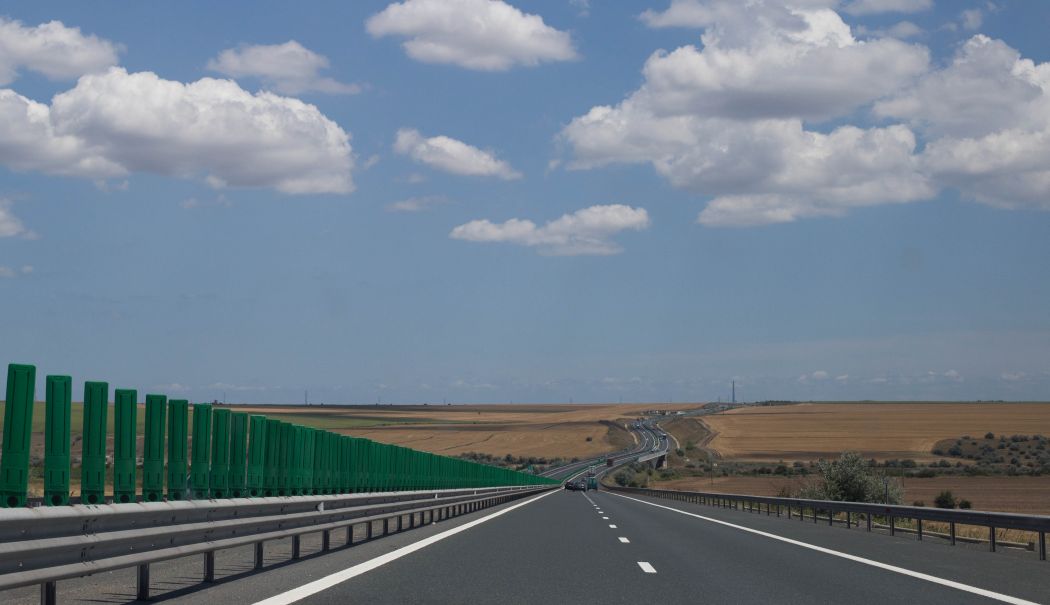 Cum se circulă corect pe autostradă? Titi Aur, pilot de raliuri şi expert în conducere defensivă, vine cu explicaţii