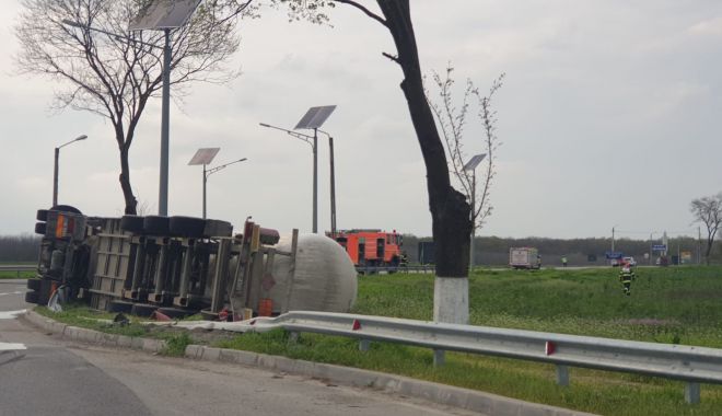 Cisternă plină cu combustibil, răsturnată în apropierea Aeroportului Mihail Kogălniceanu - cisterabuna-1619529221.jpg