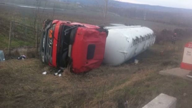 PERICOL DE EXPLOZIE. O cisternă plină cu motorină s-a răsturnat - cisterna17018400-1490336631.jpg
