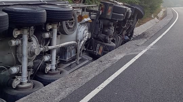 TRAGEDIE RUTIERĂ! Un șofer a adormit la volan și s-a răsturnat cu cisterna în șanț - cisterna205473200-1536302519.jpg
