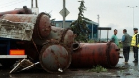 Bulgaria: O cisternă cu substanțe chimice, implicată într-un accident rutier. Peste 2.000 de persoane au fost evacuate - cisterna64534700-1310389506.jpg