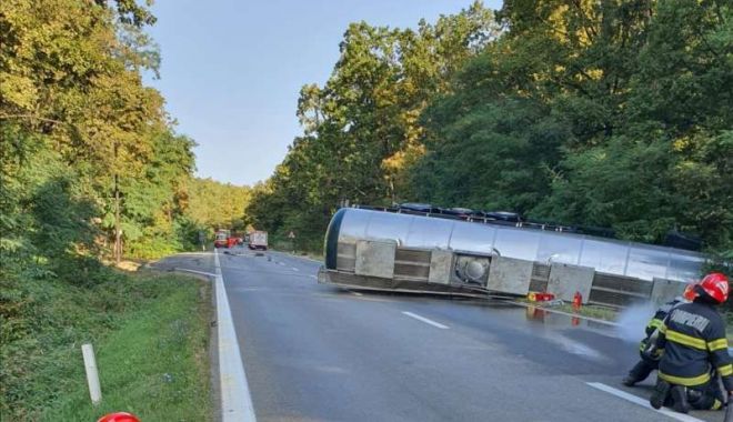 Accident periculos! O cisternă încărcată cu etanol s-a răsturnat pe DN 7 - cisternarasturnata-1693057814.jpg